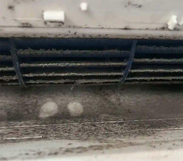 阿克陶空调吹的风有股烧焦味是怎么回事